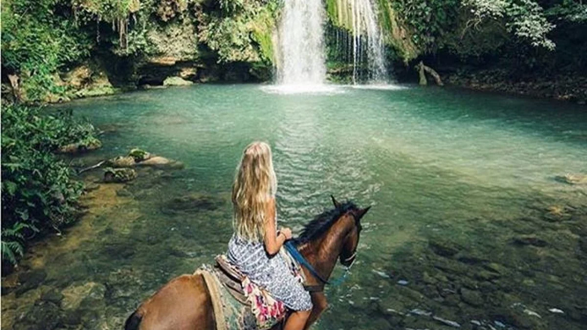 Horseback Riding to El Limón Waterfall